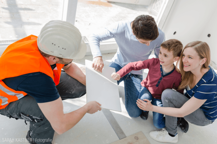 Nadine Petry mit Mann und Kind bei einer Baustellenbesichtigung